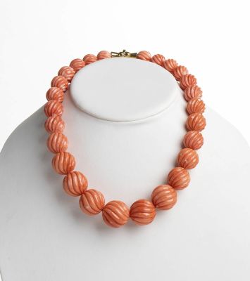 23 Cerasuolo coral (Corallium Elatius) graduated beads; 18k yellow gold lock clap. Manifacture 