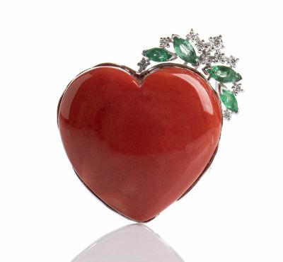 Yellow pendant with Cerasuolo coral (Corallium Elatius) shaped in form of an heart with emerald 