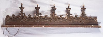 Fregio a cinque luci in legno intagliato, XIX secolo. 160 x 14 x 14 cm a motivi vegetali con 