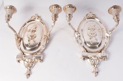 Pair of two-light wall sconces, mid 20th century. 37 x 10 x 19 cm in silver metal, oval shape 