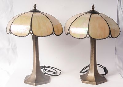 Pair of brass and resin lamps, second half of the 20th century. 44 x 15 cm Tiffany model 1900