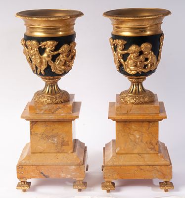 Pair of potiches, second half of the 19th century. 41 x 17 x 13 cm plinth base in yellow Siena 