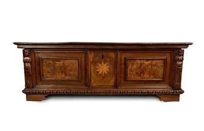 Baroque Italian Cassapanca, Venetian area, 17th century. Height x width x depth: 56,5 x 168 x 63 