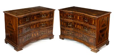 Rare pair of Venetian chests of drawers, Padua, late 17th century. Height x width x depth: 96 x 