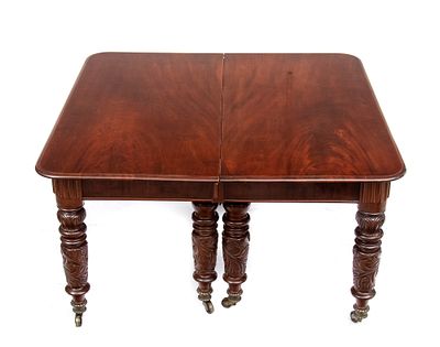 Georgian English extendable table, 18th century. Height x width x depth: 73 x 135 x 136 cm. 