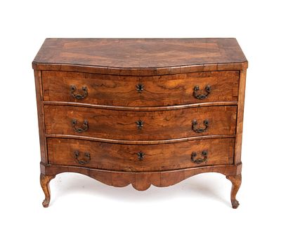 Italian chest of drawers in walnut, Louis XV, Emilia, 18th century. Height x width x depth: 93 x 