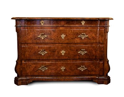 Italian Canterano, Veneto, 18th century. Height x width x depth: 95 x 145 x 67 cm. elegant 