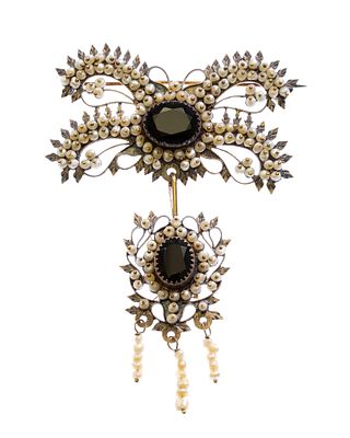 Sardinian brooch model in 18k gold with micro-pearls and black stones, Sardinia. Height x width 