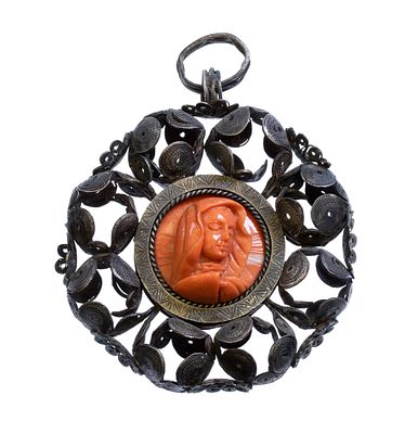 Sardinian filigree paten in 800 silver with croxu “nuxedda” and carved coral, Sardinia. Diameter: 
