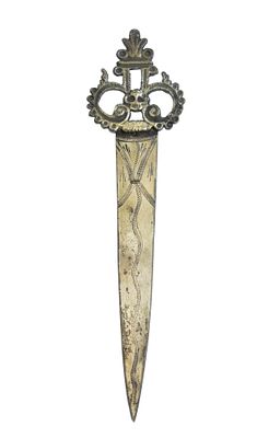 Solid silver letter opener. Weight: 17,3 g. In the shape of a dagger, engraved with filiform 