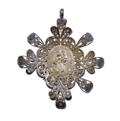 Solid silver pendant, Early 20th century. Height x width: 5,5 x 4,7 cm. Weight: 10,8 g. 