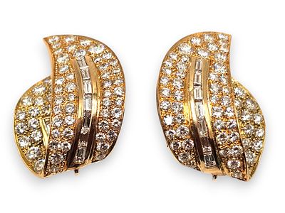 FILIPPO MORONI - 18k yellow gold mount and white gold clip, they feature a curved, enveloping 