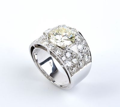 FILIPPO MORONI - 18k white gold band, featuring a brilliant-cut diamond flanked by a pair of 