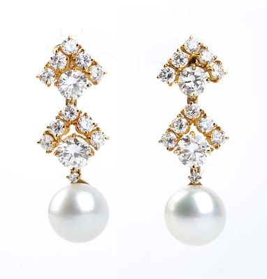 Diamond gold pair of drop errrings. 18k yellow gold, each with an Australian pearl suspended 