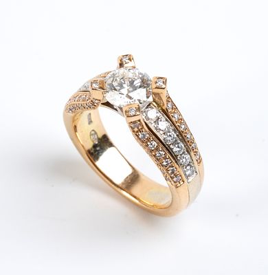 Gold solitaire ring with diamonds. 18k yellow and white gold, featuring a round brilliant-cut 
