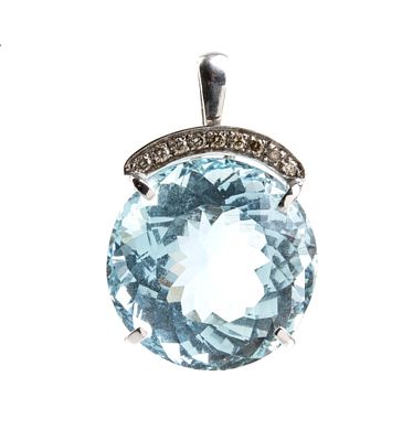 Aquamarine diamond gold pendant. 18k white gold, set with an oval aquamarine, approx. 15.00 ct 