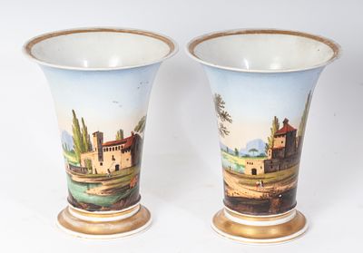 Pair of trumpet vases, second half of the 19th century. 19 x 15 x 9.5 cm Polychrome porcelain. 
