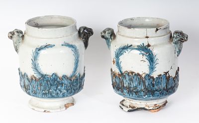 Pair of apothecary jars, first quarter of the 19th century. 20 x 11 x 15 cm Cylindrical ceramic 
