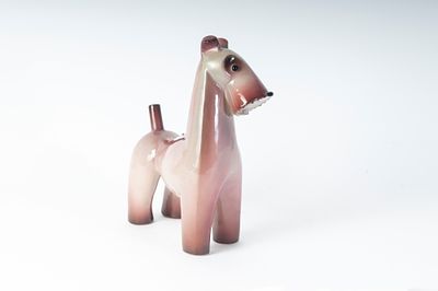 Full-round dog sculpture, late 1930s. 20 x 17 x 6.5 cm Airbrushed with aubergine nuances and 