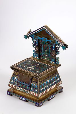 IVAN KHLEBNIKOV - Height x width x depth: 14.5 x 9 x 8.5 cm Made using the cloisonn&eacute; technique 