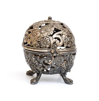 Silver sewing box, England or France, late 19th – early 20th century. Height x diameter: 11.5 x 