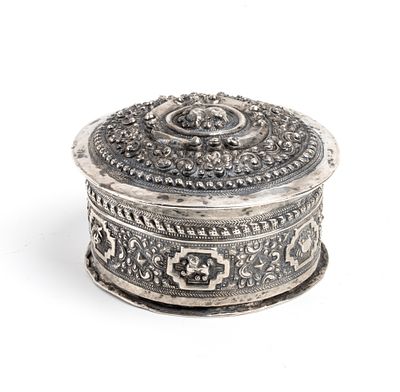 Burma solid silver box, 19th century. Height x diameter: 8.5 x 12 cm. Weight: 320 g. circular in 