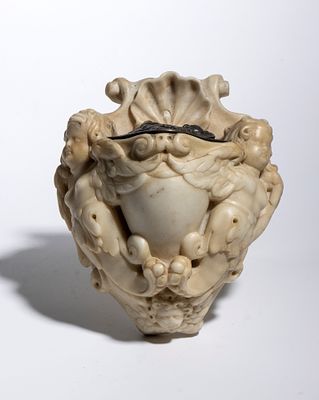 Marble holy water font, Italy, 17th century. Height x width x depth: 16 x 14 x 8 cm. Weight: 