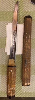 Танто - кинжал самурая. Яп. 短刀 танто: букв. &laquo;короткий меч&raquo;. 
Похож на маленькую катану. 
&laquo;Тан 