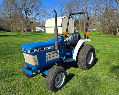 1988 Ford 1520 4x4 tractor, includes 3 pt. with top link, rear PTO, turf tires, hydrostatic 
