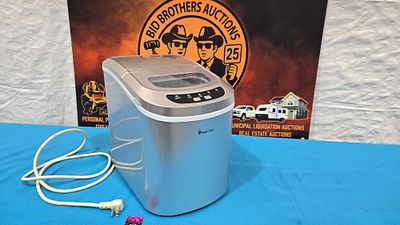 Magic Chef Ice Maker in good working condition
