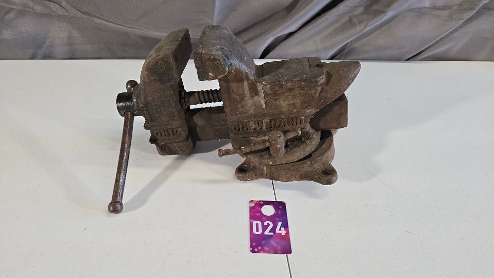 Lot 24: Cleveland bench vise