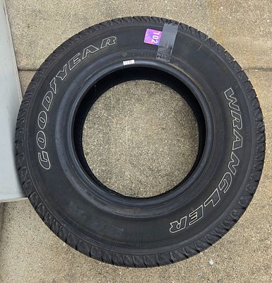 (1) Jeep Take Off Goodyear Wrangler P255/ 75R17