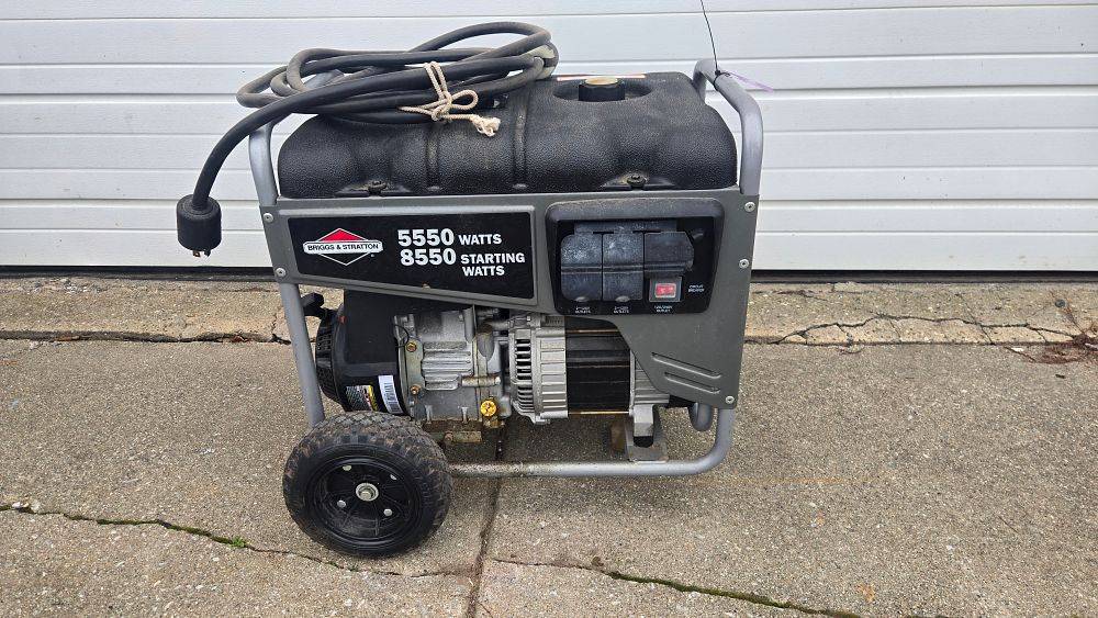 Lot 116: Briggs and Straton Generator 5500 with 8550 starting watts and includes cord