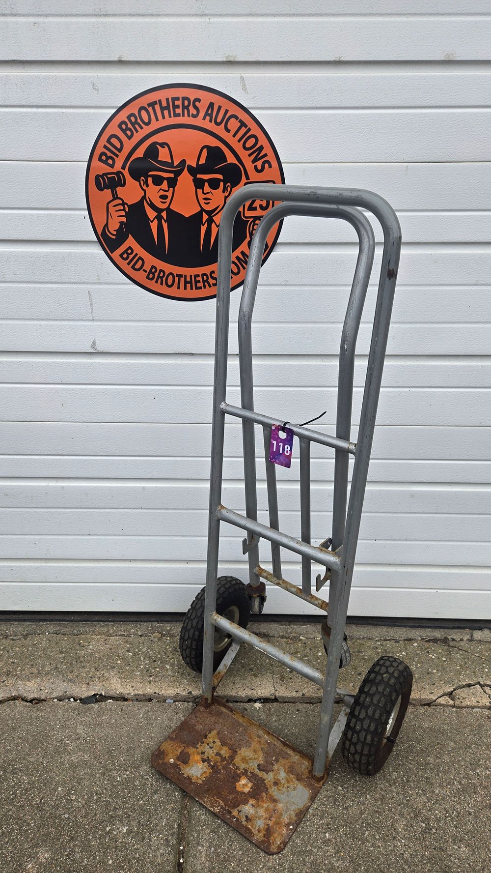 Lot 118: Dolly 2-wheel cart