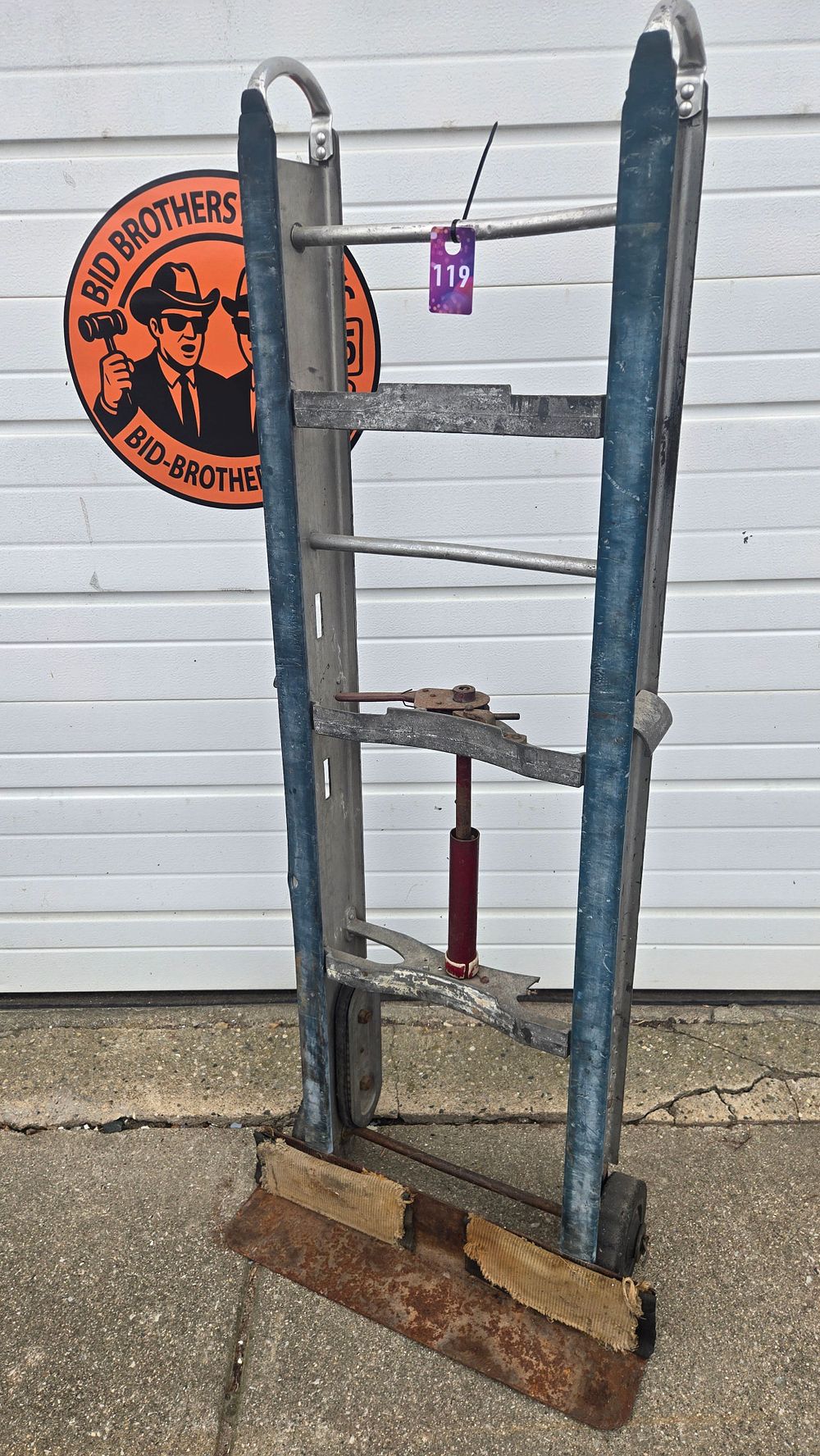 Lot 119: Refrigerator cart (missing Straps)