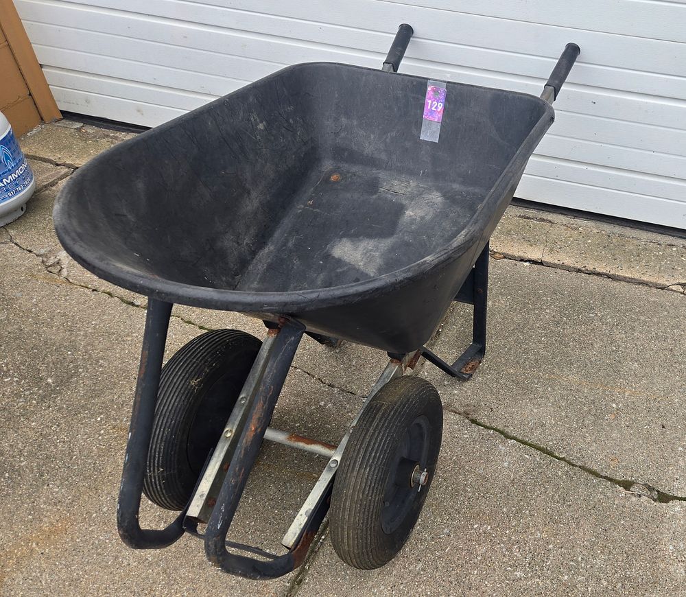 Lot 129: Heavy duty wheel barrel