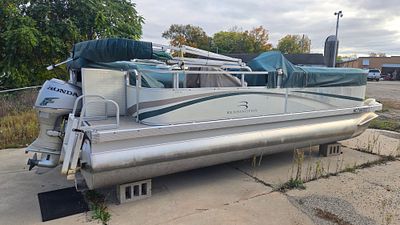 2002 Bennington 20-foot pontoon, Honda 40 HP Four Stroke outboard, new flooring, morning covers 