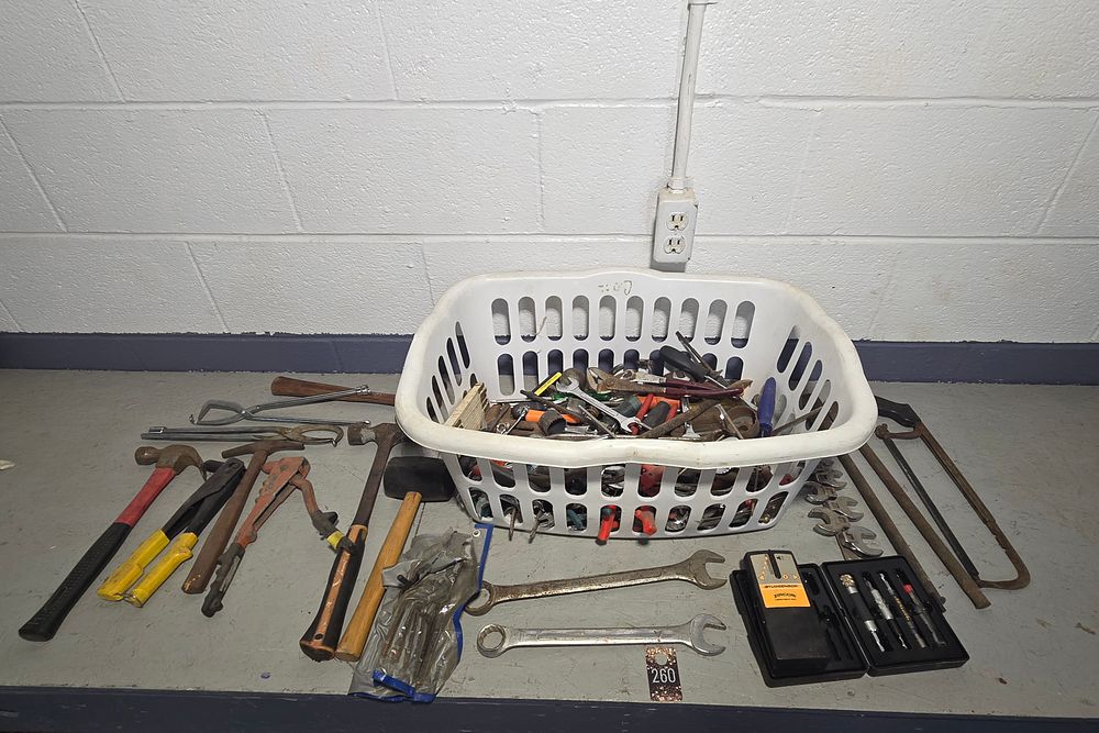 Lot 260: Laundry basket of tools