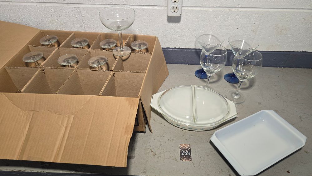 Lot 269: Margarita glasses and Pyrex dish and pan ware Lot