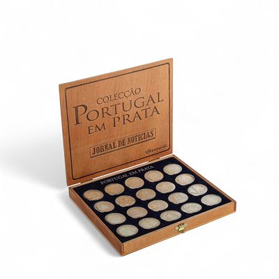 COLECÇÃO PORTUGAL EM PRATA. Composto por vinte medalhas em prata 925/1000, decoração relevada de 