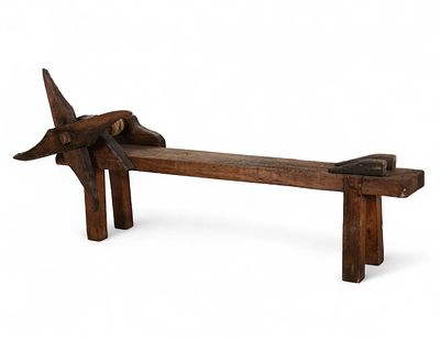 BANCA DE OURIVES
. Banco em madeira com uma cruz numa das extremidades, utilizado para puxar e 