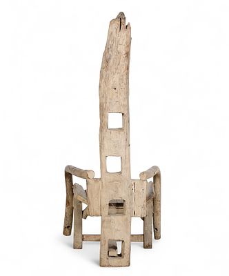 CADEIRA /TRONO, RÚSTICA
. Cadeira de espaldar alto e braços, feita à mão a partir de tronco de 