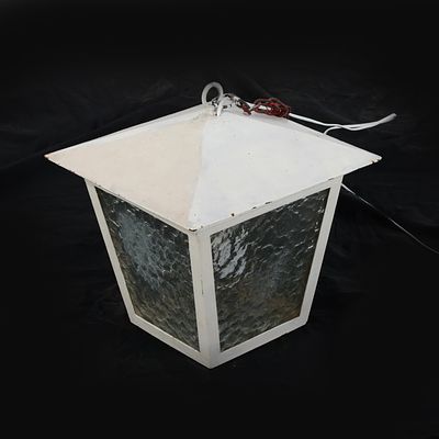 LANTERNA DE SUSPENSÃO
. Lanterna de suspensão em metal pintado de braco com lateriais e fundo em 