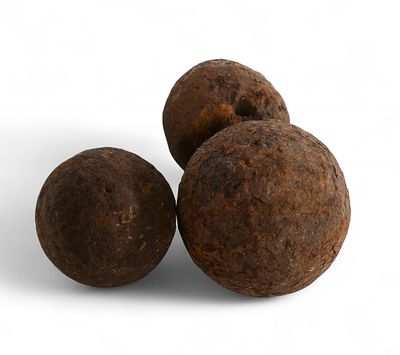 BALAS DE CANHÃO
. Conjunto de três balas de canhão em ferro fundido. Produção europeia 