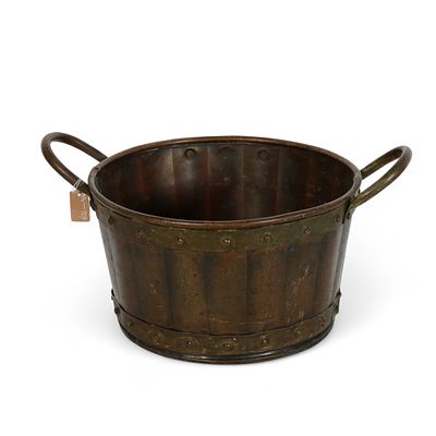 CESTO EM COBRE
. Cesto com pegas em cobre e latão. Produção portuguesa anos 30/40. Sinais de uso 