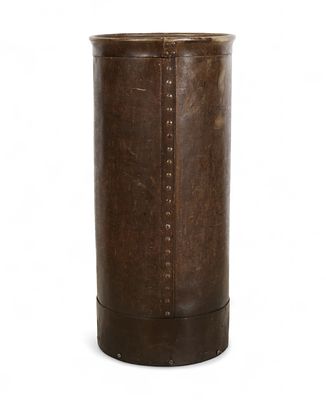 BENGALEIRO
. Bengaleiro estrutura em couro com base em madeira. Produção portuguesa, anos 50/60. 