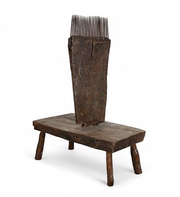 CARDADOR DE LINHO ANTIGO. Pente para linho com estrutura em madeira de castanho e ferro. 