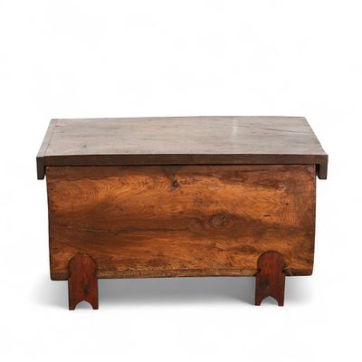 ARCA
. Arca em madeira de castanho, formato retangular com cachorros em madeira recortada. 