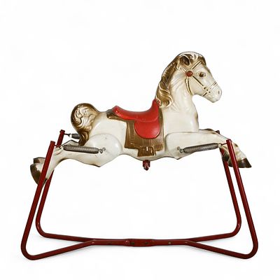 MOBO, CAVALO DE BRINCAR
. Cavalo de brincar com estrutura em metal e folha metálica, decoração 
