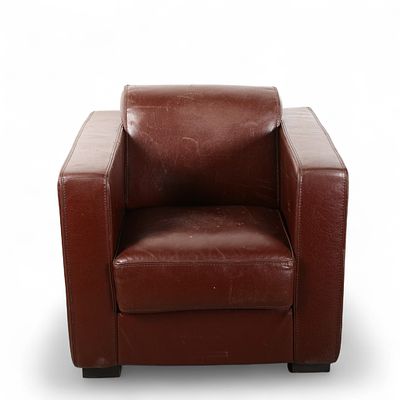 POLTRONA
. Poltrona com estrutura em metal integralmente estofada a pele de tom castanho. 